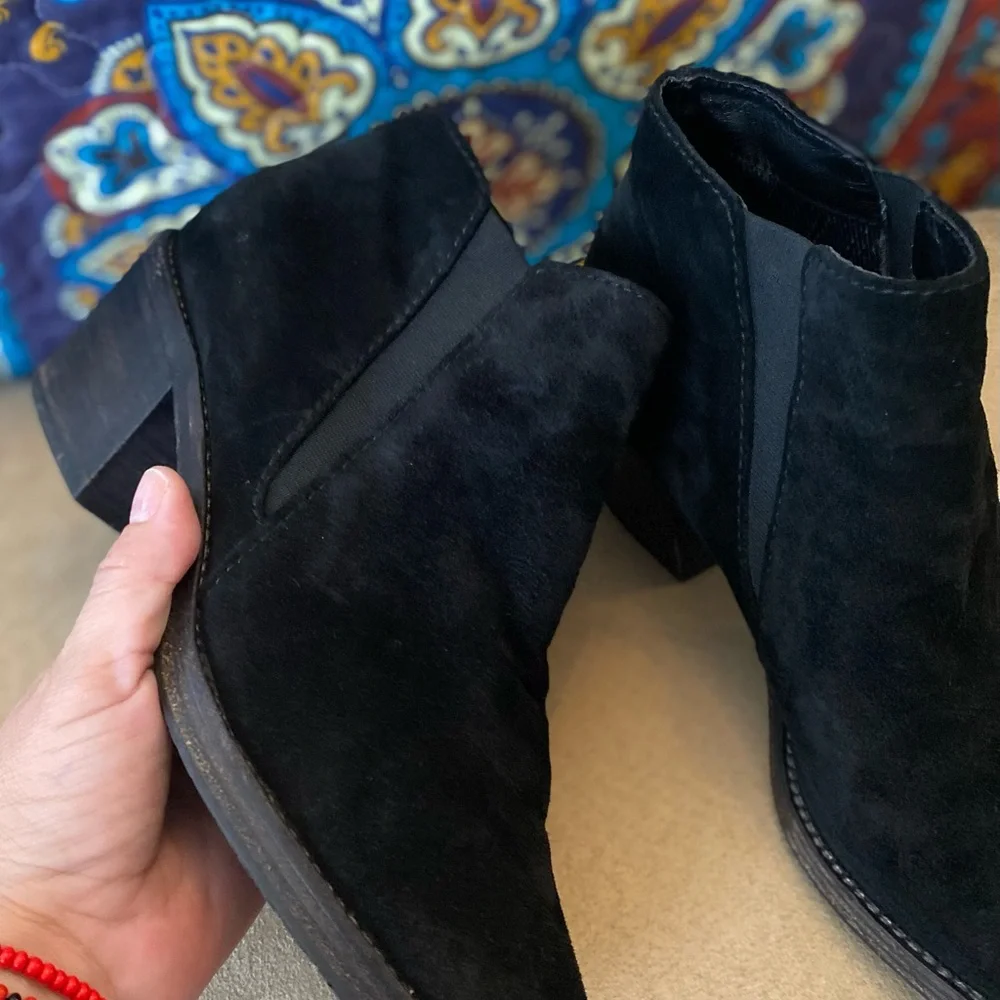 Aquatalia Vero Cuoio Black Italian Suede Ankle Booties